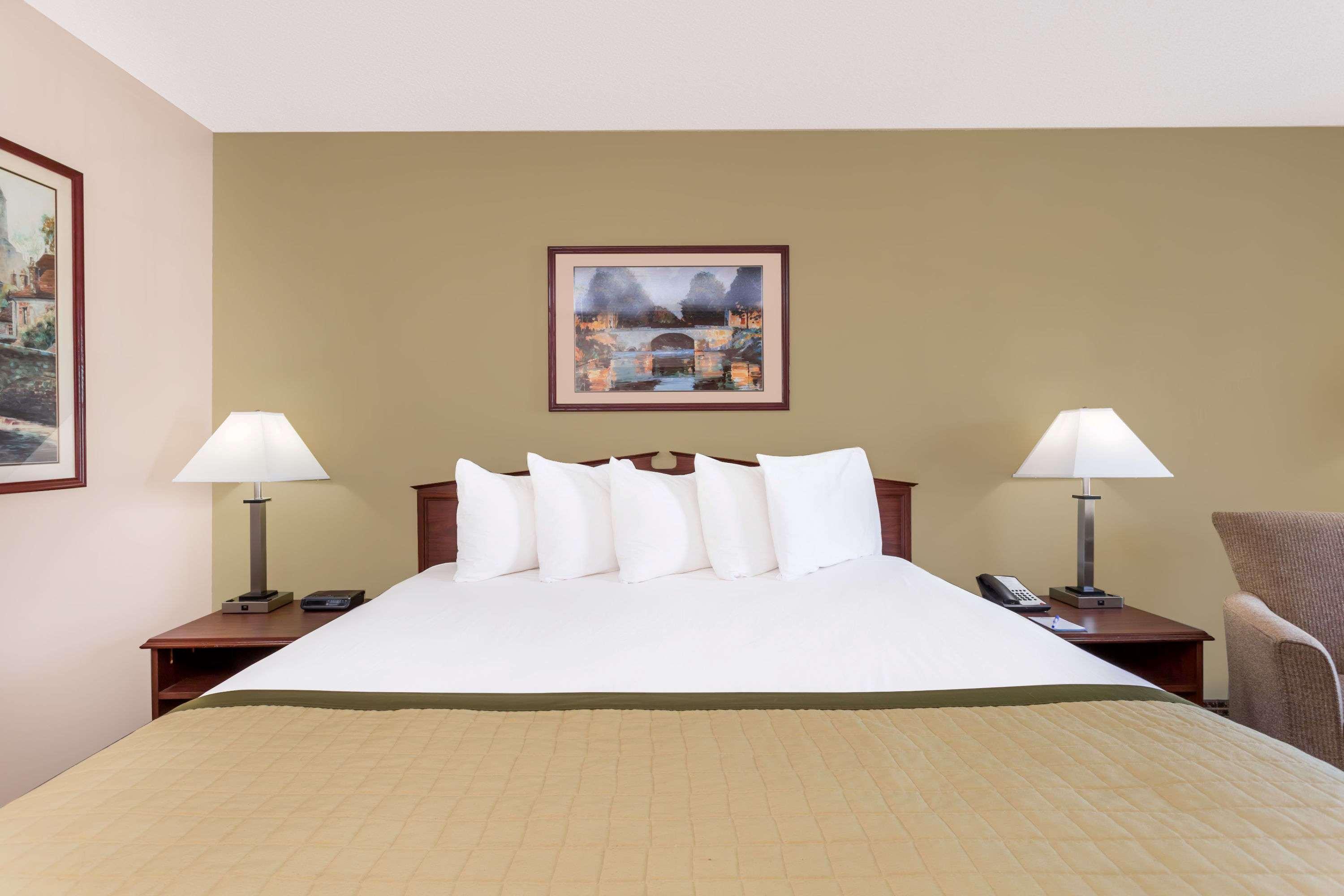 Baymont By Wyndham Albany At Albany Mall Bagian luar foto